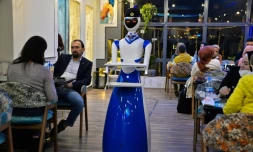 Un robot sert des clients dans le restaurant White Fox, à Mossoul, en Irak, le 17 novembre 2021