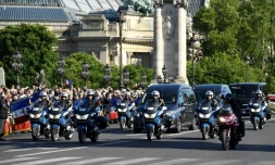 Le convoi transportant les cercueils des deux soldats d'élite tués au Burkina Faso traverse le pont Alexander III, le 14 mai 2019, en direction des Invalides 