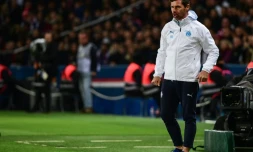 L'entraßneur de l'OM André Villas-Boas donne des instructions lors du match contre le PSG, en L1 au Parc des Princes, le 27 octobre 2019