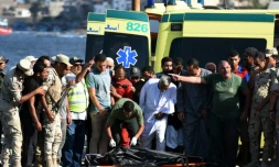 Des personnels médicaux recouvrent le corps d'un migrant décédé dans le naufrage d'un bateau, le 22 septembre 2016 dans le port de Rosette, en Egypte