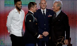 Anthony Sadler, Alek Skarlatos et Spencer Stone (de gauche à droite) se voient remettre le prix du héro par l'acteur-réalisateur Clint Eastwood, à Culver City, en Californie, le 4 juin 2016 