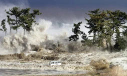 Le tsunami déferle sur Minamisoma, dans le nord-est du Japon, le 11 mars 2021