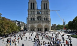 Des touristes font la queue pour visiter la cathédrale Notre-Dame de Paris le 17 août 2025