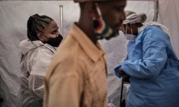 Une infirmiÚre de MSF se prépare à réaliser un test Covid-19, à Johannesburg, le 14 mai 2020