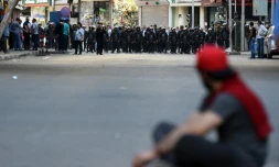 Un homme face aux forces de sécurité pendant une manifestation, le 15 avril dans le centre du Caire, appelant à la "chute du régime" du président Sissi