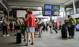 L'aide aux voyageurs à la gare Montparnasse à Paris, le 30 juillet 2018 