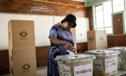 Une électrice vote à Harare, le 24 août 2023 au Zimbabwe
