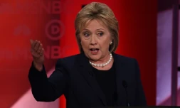 Hillary Clinton lors du débat télévisé l'opposant à son rival démocrate Bernie Sanders le 4 février 2016 à Durham dans le New Hampshire