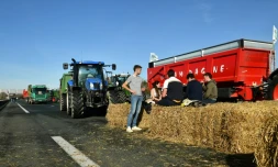 Des agriculteurs bloquent l'autoroute A63 près de Bayonne, le 23 janvier 2024 en Pyrénées-Atlantiques