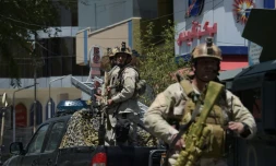 Des militaires afghans aux abords de l'ambassade d'Irak à Kaboul, théâtre d'une attaque revendiquée par l'Etat islamique, le 31 juillet 2017