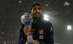 Le biathlÚte français Martin Fourcade pose avec le petit globe du sprint aprÚs avoir remporté le 10 km sprint, le 22 mars 2018 à Tioumen en Russie