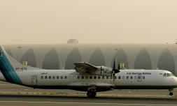 Un avion de la compagnie iranienne Aseman Airlines sur le tarmac de l'aéroport de Dubaï, le 29 juillet 2008