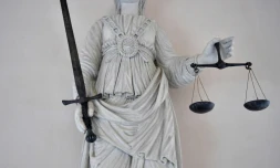 Cinq jeunes hommes ont été mis en examen mercredi, soupçonnés d'être impliqués dans l'enlèvement en plein Paris du père d'un entrepreneur en cryptomonnaies, libéré après 58 heures de séquestration