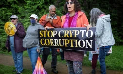 Des manifestants devant le Trump National Golf Course à Sterling, en Virginie, le 22 mai 2025, où le président Donald Trump participe à un dîner privé dans son club pour les 220 plus gros détenteurs de sa cryptomonnaie