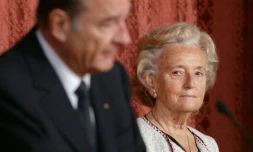 L'ex-président français Jacques Chirac s'exprime aux côtés de son épouse Bernadette, le 5 mai 2006  à Paris
