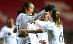 La joie des joueuses de l'équipe de France aprÚs le premier but contre le pays de Galles, signé Wendie Renard à Llanelli, le 8 avril 2022