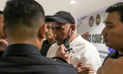 Serge Atlaoui (C) a son arrivé pour une conférence de presse à l'aéroport international Soekarno-Hatta à Jakarta, le 4 février 2025