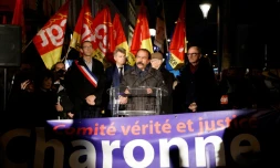 Photo prise le 8 février 2022 montrant le secrétaire-général de la CGT Philippe Martinez, aux côtés du maire du 11ème arrondissement de Paris Francois Vauglin (gauche) et du candidat du Parti communiste à l'élection présidentielle en France, Fabien Roussel.