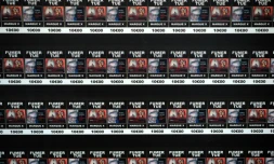 Des paquets de cigarettes factices sont exposés lors d'une manifestation contre l'instauration du paquet neutre dans les bureaux de tabac, le 8 septembre 2015 à Toulouse 