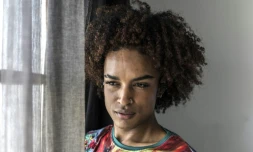 Le maquilleur professionnel Leonardo Oliveira pose pour un portrait dans son appartement à Mindelo, le 25 mai 2026