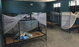 Des lits et des vêtements abandonnés dans un dortoir de l'école catholique Sainte Mary, à Papiri, dans l'ouest du Nigeria, le 23 novembre 2025, quelques jours après l'enlèvement de plus de 300 élèves et enseignants