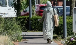 Une femme en abaya dans une rue de Lille, le 28 août 2023 dans le Nord