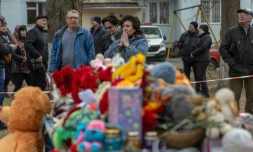 Des jouets et des fleurs déposés devant un immeuble d'habitation touché dans la nuit l'avant-veille par une frappe meurtrière de drone russe à Odessa, le 3 mars 2024