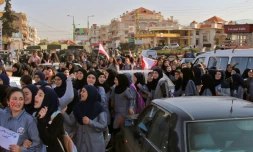De jeunes Libanais participent le 7 novembre 2019 à une manifestation contre le pouvoir à Baalbek, dans l'est du pays