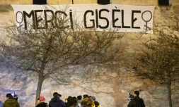 Banderole de l'association Amazones84, devant le palais de justice d'Avignon, le 18 décembre 2024