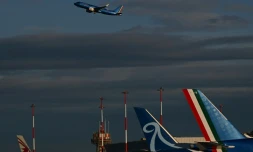 L'avion papal qui emmÚne Léon XIV à Ankara décolle de l'aéroport Fiumicino de Rome le 27 novembre 2025