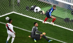 L'attaquant français Kylian Mbappé ouvre le score face au Pérou lors du Mondial, le 21 juin 2018 à Ekaterinbourg