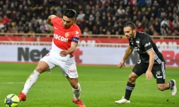 Le buteur et capitaine colombien de Monaco Radamel Falcao s'apprĂȘte Ă tirer devan t le dĂ©fenseur de Lyon JĂ©rĂ©my Morel, le 4 fĂ©vrier 2018 au stade Louis-II