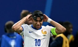 Kylian Mbappé, le capitaine des Bleus, remet son masque de protection lors du quart de finale de l'Euro contre le Portugal, le 5 juillet 2024 à Hambourg