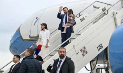 Le vice-président américain JD Vance (c) arrive avec son épouse Usha Vance (g) et sa fille Mirabel, dans ses bras, à l'aéroport Ciampino à Rome, le 18 avril 2025