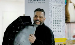 Saliba Taimeh, ingénieur en mécanique, montre un prototype d'une machine émettant des rayons ultraviolets pour détruire virus et bactéries, le 20 février 2022 dans les locaux de TechWorks à Amman, en Jordanie