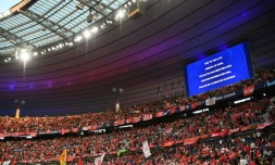 Un écran informe les supporters du retard de la finale Liverpool-Real Madrid de la Ligue des champions, au Stade de France à Saint-Denis, le 28 mai 2022