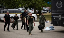 La police recherche l'auteur d'une fusillade Ă Highland Park, dans l'Illinois le 4 juillet 2022