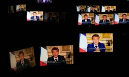 Le président Emmanuel Macron sur des écrans lors de son allocution du 13 avril 2020 à Paris