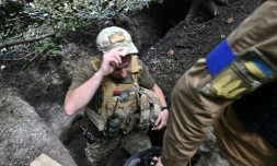 Des soldats ukrainiens dans une tranchée dans la région de Soumy, sur la ligne de front dans le nord-est de l'Ukraine, le 2 août 2022