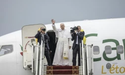 Le pape Léon XIV (au centre) salue ses fidèles alors qu'il monte à bord d'un avion, après avoir célébré la sainte messe à l'aéroport de Bamenda, au Cameroun, le 16 avril 2026