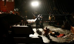 Les secours évacuent des corps sur les lieux où un camion a roulé dans la foule à un marché de Noël à Berlin le 19 décembre 2016