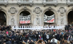 Des danseuses de l'opéra de Paris dansent sur le parvis du palais Garnier contre la réforme des retraites, le 24 décembre 2019