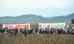 Des militants de l'association Attac manifestent contre l'installation d'un entrepĂŽt Amazon Ă FournĂšs, dans le sud de la France le 30 janvier 2021