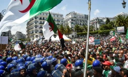 Des Algériens commencent à se rassembler au centre d'Alger le 17 mai 2019 pour le 13e vendredi consécutif de manifestations contre le systÚme