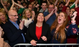 La cheffe du Sinn Fein Mary Lou McDonald (C) célèbre sa victoire aux élections législatives le 9 février 2020 à Dublin