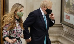 Le Premier ministre Boris Johnson et sa conjointe Carrie Symonds aprÚs avoir voté aux élections locales à Londres le 6 mai 2021