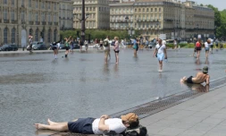 Des personnes se rafraîchissent dans une fontaine miroir, le 22 juin 2017 à Bordeaux