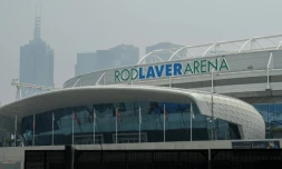 La Rod Laver Arena de Melbourne sous un épais nuage de fumées, le 14 janvier 2020 