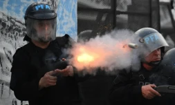 Un policier anti-émeute tire lors de heurts avec des manifestants prÚs du Parlement, à Buenos Aires le 12 juin 2024