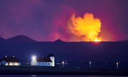 La résidence du président islandais et en arriÚre-plan une éruption volcanique visible depuis Reykjavik, le 5 mai 2021